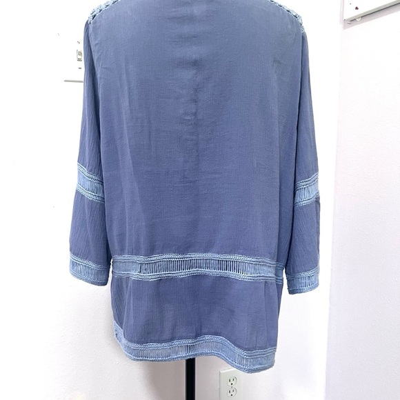 Chico's Gray and White Relaxed crochet tassel Tie Front Blouse 8/10 - Picture 7 of 8